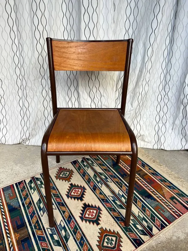 Illustration numéro 5 du produit Chaise d’école vintage