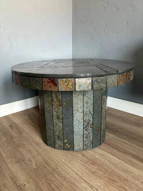 Illustration numéro 5 du produit Table basse brutaliste – Table roulante en carrelage de pierre des années 1970