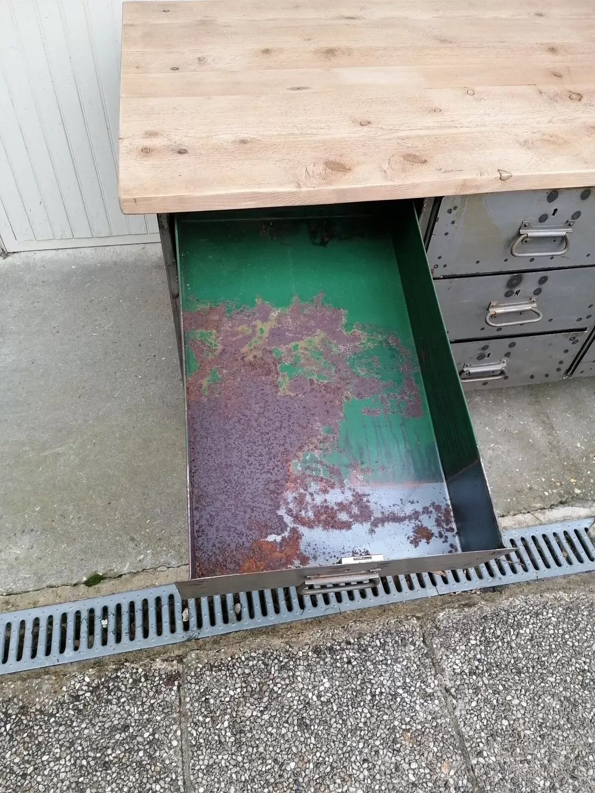 Illustration numéro 5 du produit Établi d'atelier ancien, vintage, métal et bois