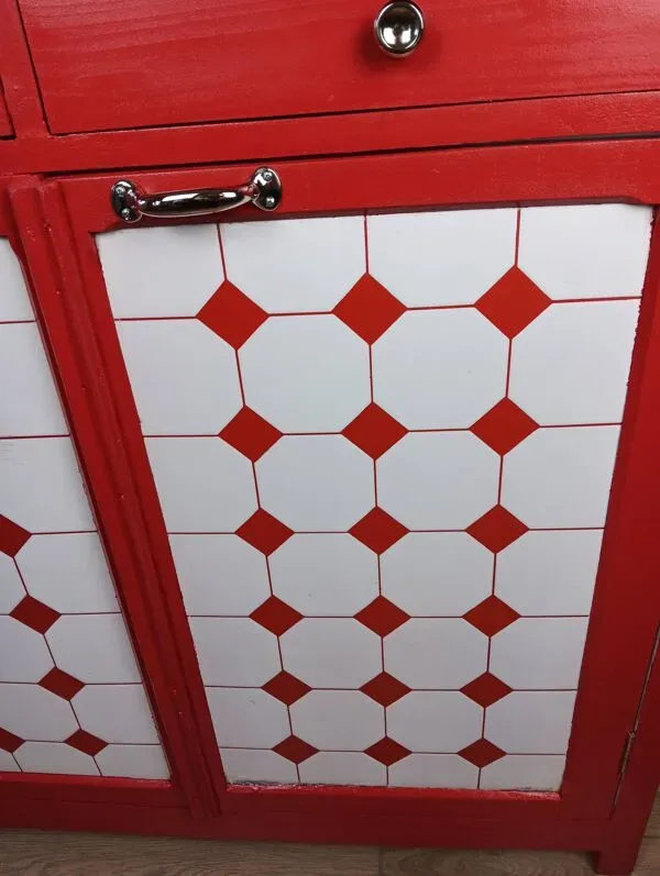 Illustration numéro 5 du produit Meuble de métier , buffet parisien en tôle émaillé rouge et blanc