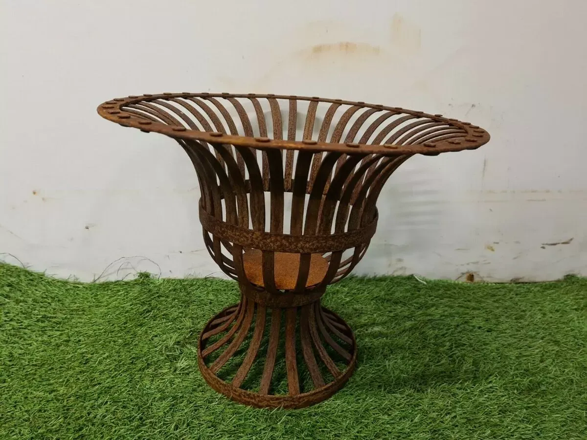 Illustration numéro 5 du produit Médicis en fer riveté