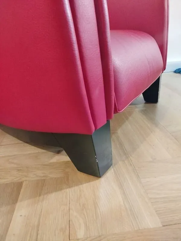 Illustration numéro 5 du produit Fauteuil club design contemporain en cuir rouge – pièce sculpturale