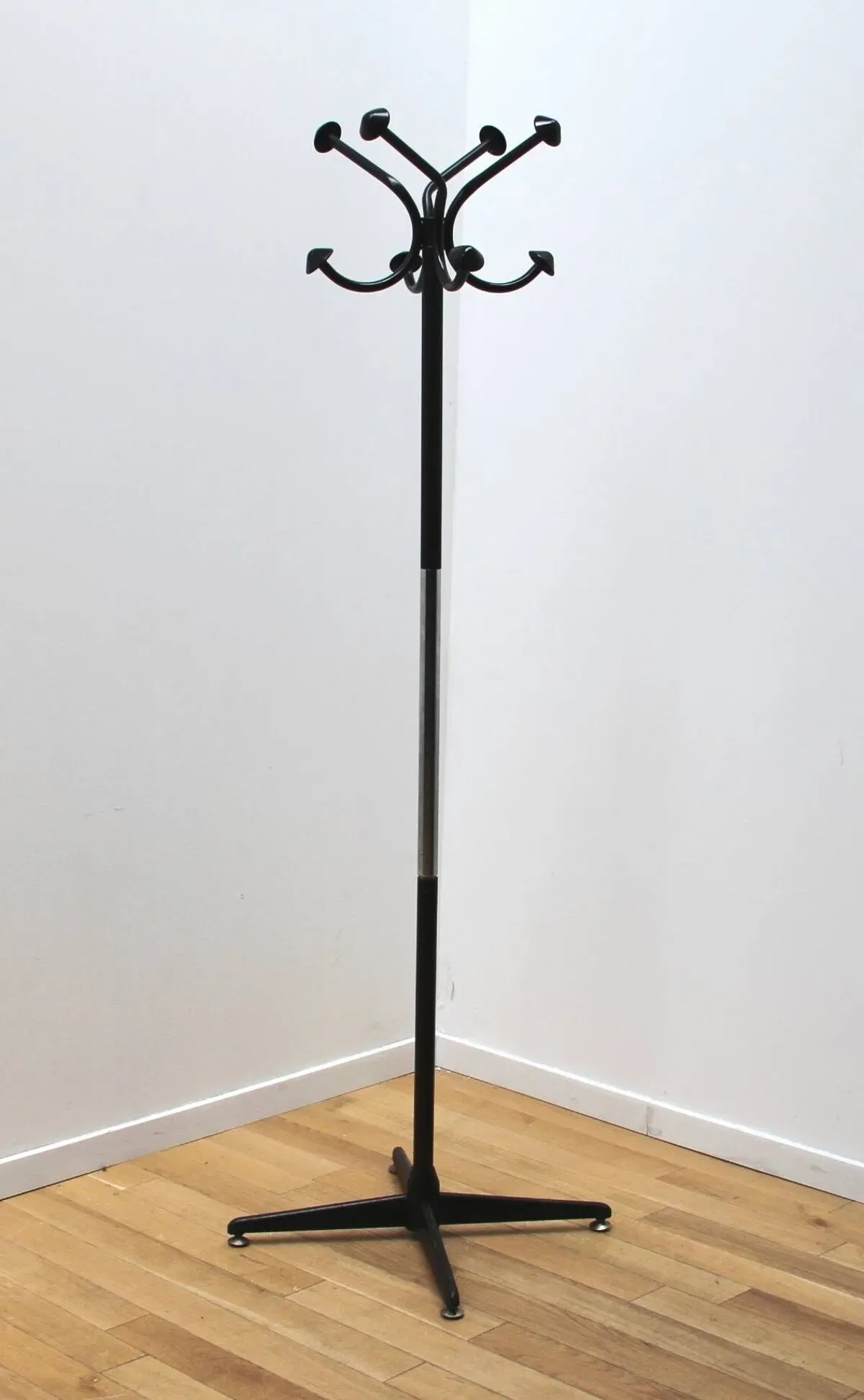 Illustration numéro 5 du produit Portemanteau industriel, 1960