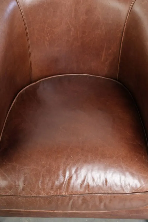 Illustration numéro 5 du produit Fauteuil club en cuir de vache couleur cognac de style anglais