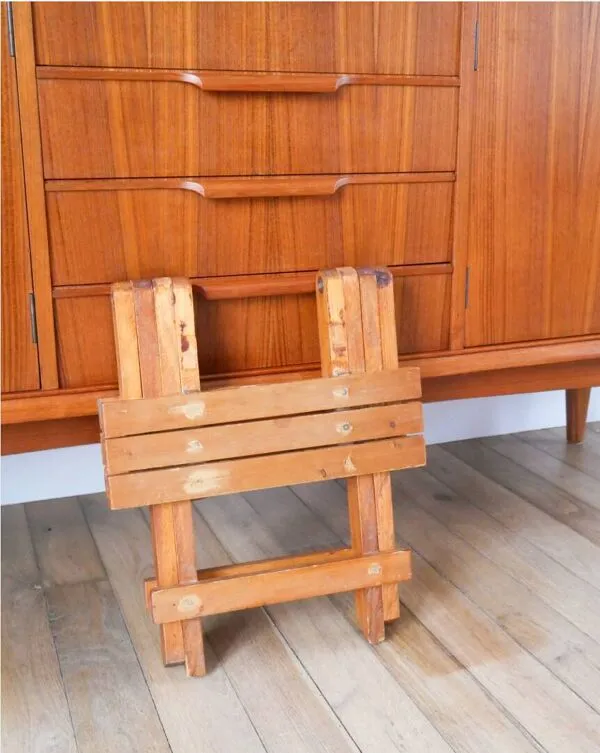 Illustration numéro 5 du produit Petit tabouret en bois pliant, 1970