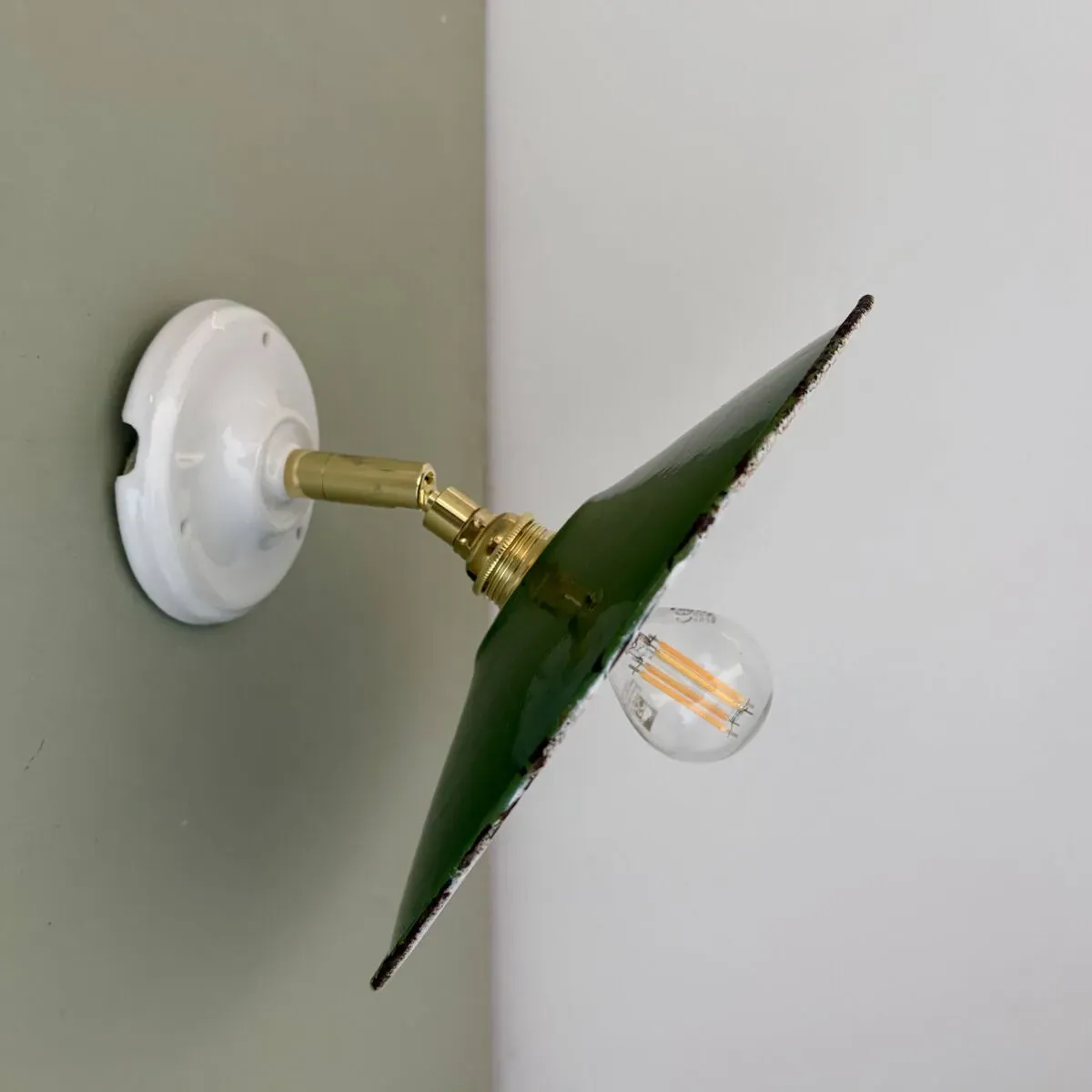 Illustration numéro 5 du produit Applique abat-jour vintage en tôle émaillée verte et blanche