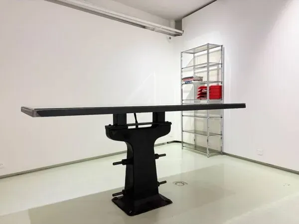 Illustration numéro 5 du produit Table industrielle avec piétement en fonte