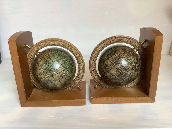 Illustration numéro 5 du produit Paire de serre livres mappemonde bois