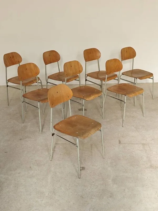 Illustration numéro 5 du produit Lot de 8 chaises d'école métal et bois
Ex Tchécoslovaquie 1960