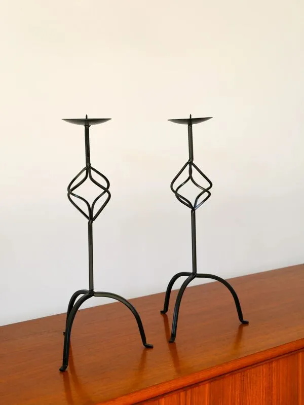 Illustration numéro 5 du produit Paire de chandeliers tripodes torsadés en fer noir, brutaliste, 1970 - 44 cm