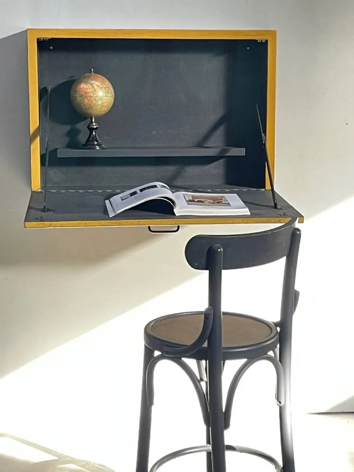 Illustration numéro 5 du produit Bureau suspendu