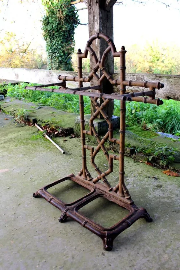 Illustration numéro 5 du produit Porte parapluie en fonte vintage année 50