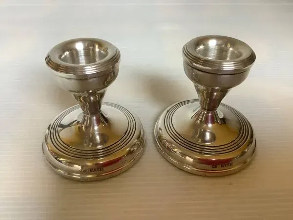 Illustration numéro 5 du produit Paire petits bougeoirs en argent avec poinçons