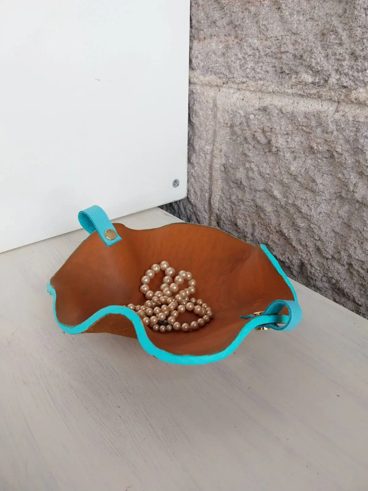 Illustration numéro 5 du produit Vide-poche en cuir modelé