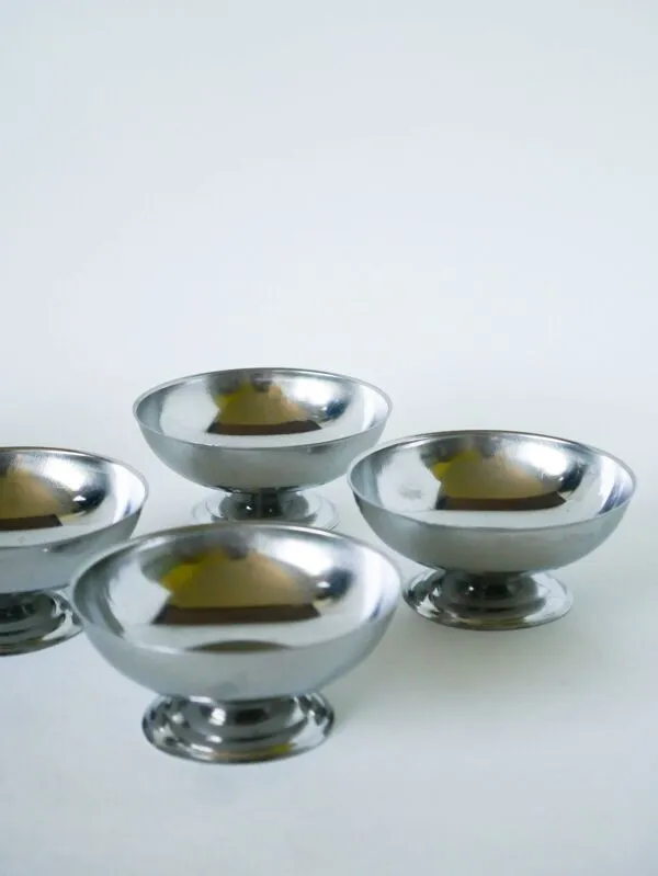 Illustration numéro 5 du produit Lot de 5 coupes à glace en inox, pieds large, Design, 1970 - 4.2 X 9 cm