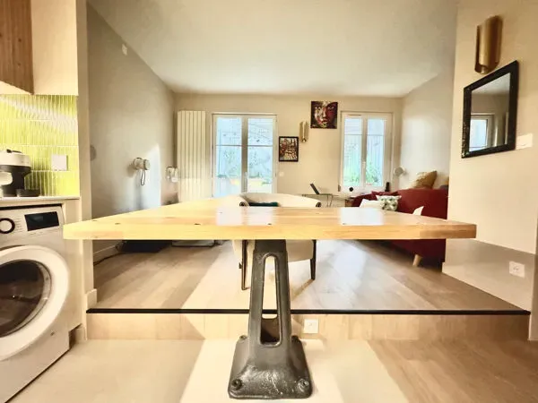 Illustration numéro 5 du produit Table à manger en chêne massif et fonte