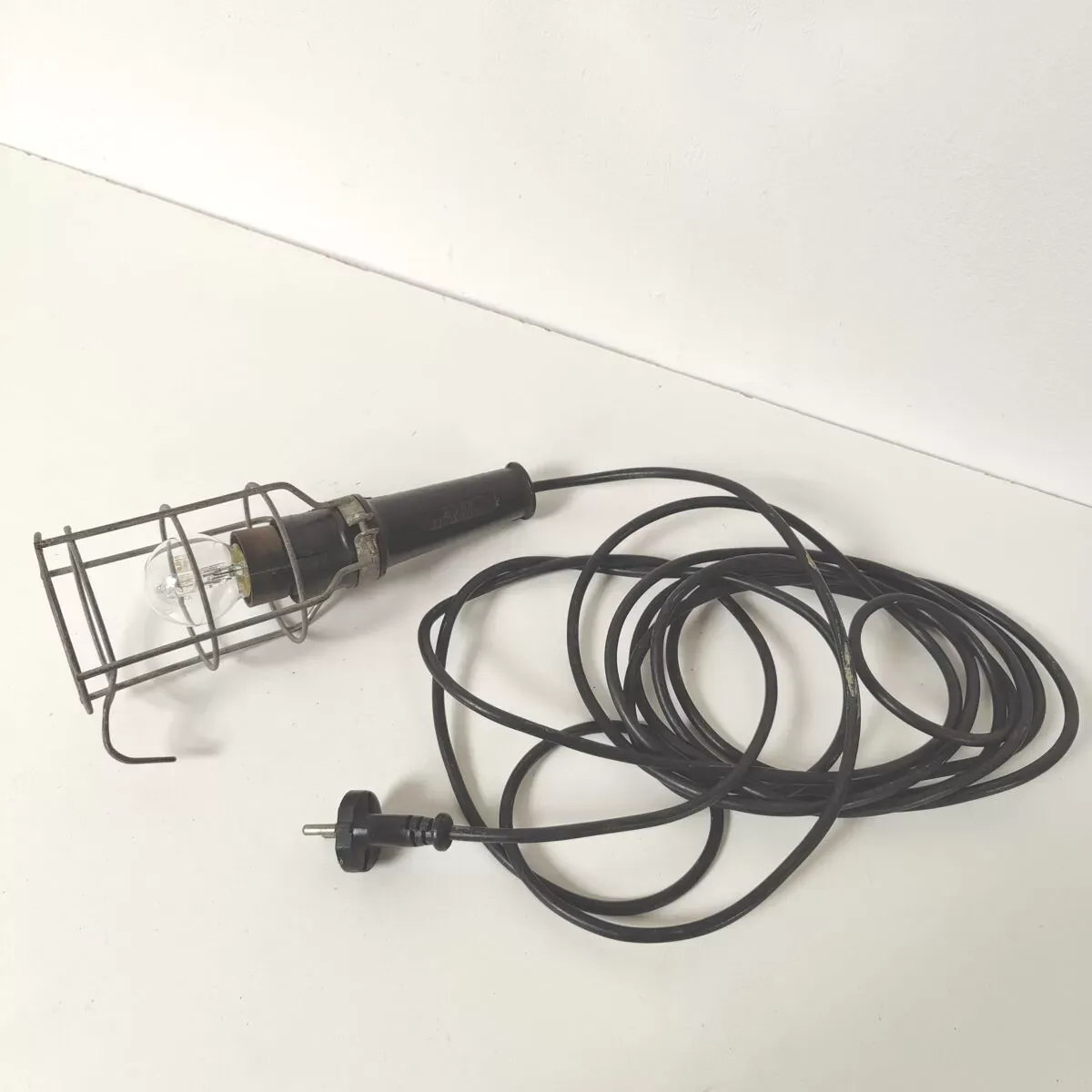 Illustration numéro 5 du produit Lampe baladeuse atelier industrielle Atrow