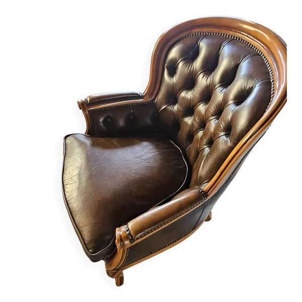 Illustration numéro 5 du produit Paire de fauteuils club Chesterfield anciens en cuir brun capitonné –