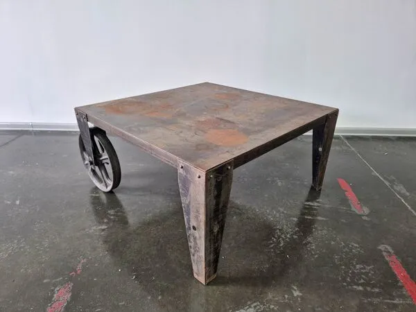 Illustration numéro 5 du produit Table basse en acier industriel brutaliste