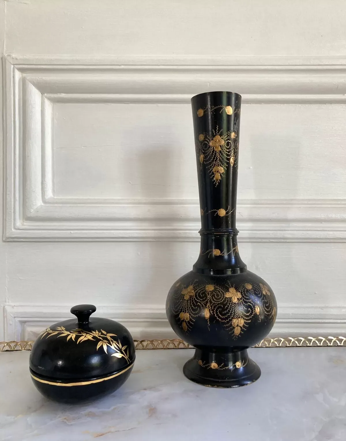 Illustration numéro 5 du produit Vase vintage noir doré