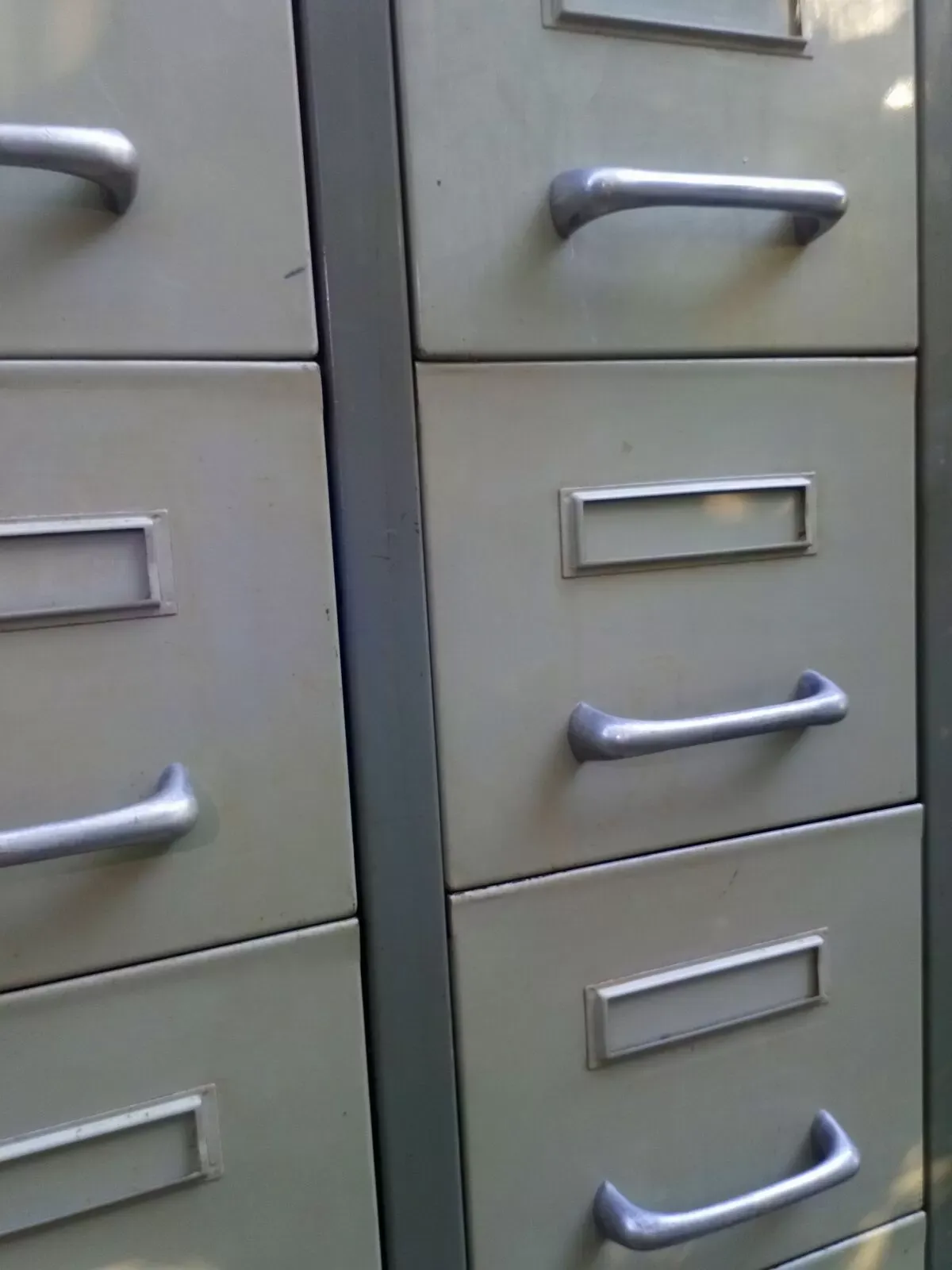 Illustration numéro 5 du produit Meuble industriel à tiroirs sur pieds 1950