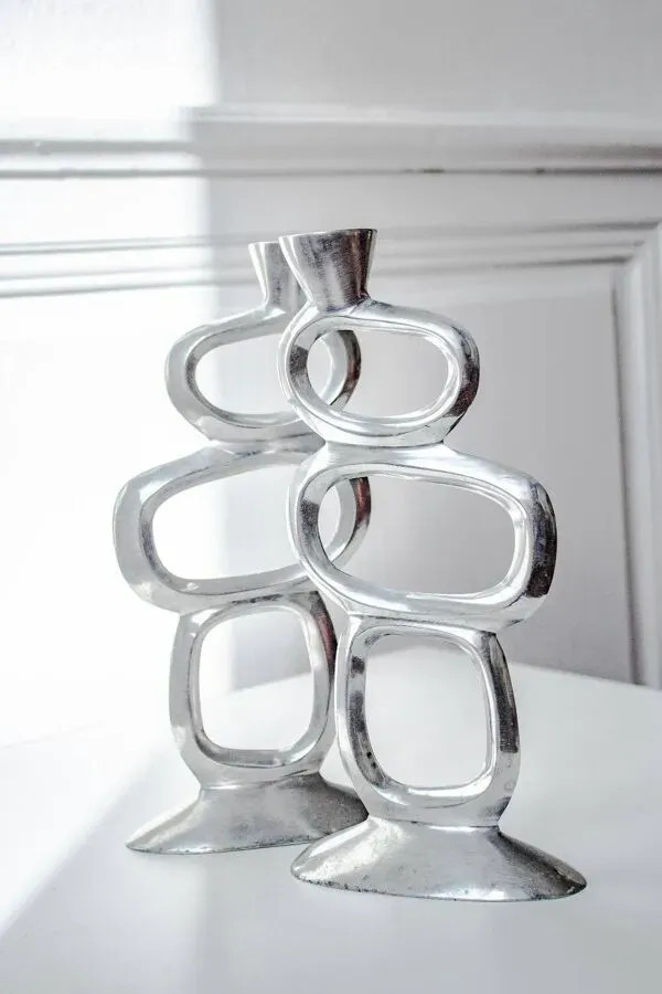 Illustration numéro 5 du produit Paire de bougeoirs design par Matthew Hilton