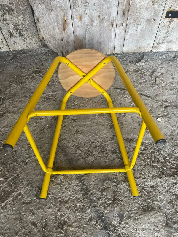 Illustration numéro 5 du produit Tabouret Industriel Ancien Tube Métal Jaune + Assise Bois Vintage