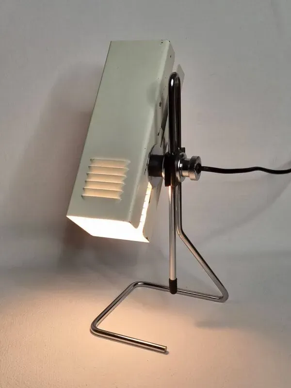 Illustration numéro 5 du produit Lampe de table orientable en métal laqué blanc et chrome, années 70