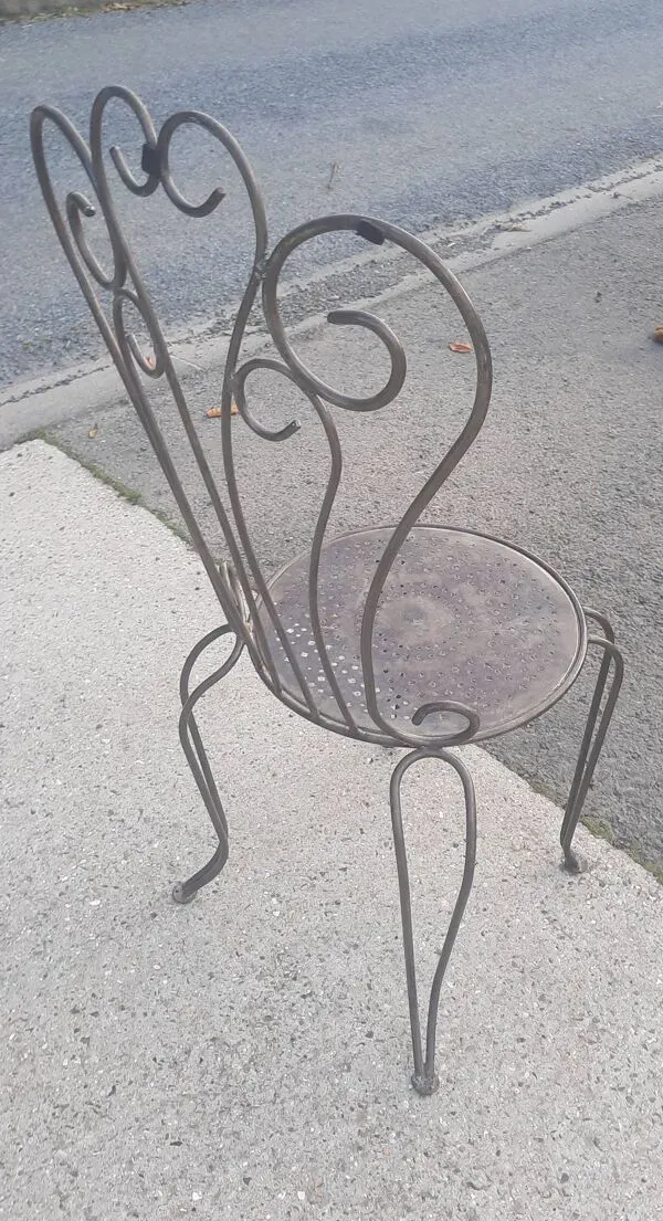 Illustration numéro 5 du produit Chaise en métal coudé