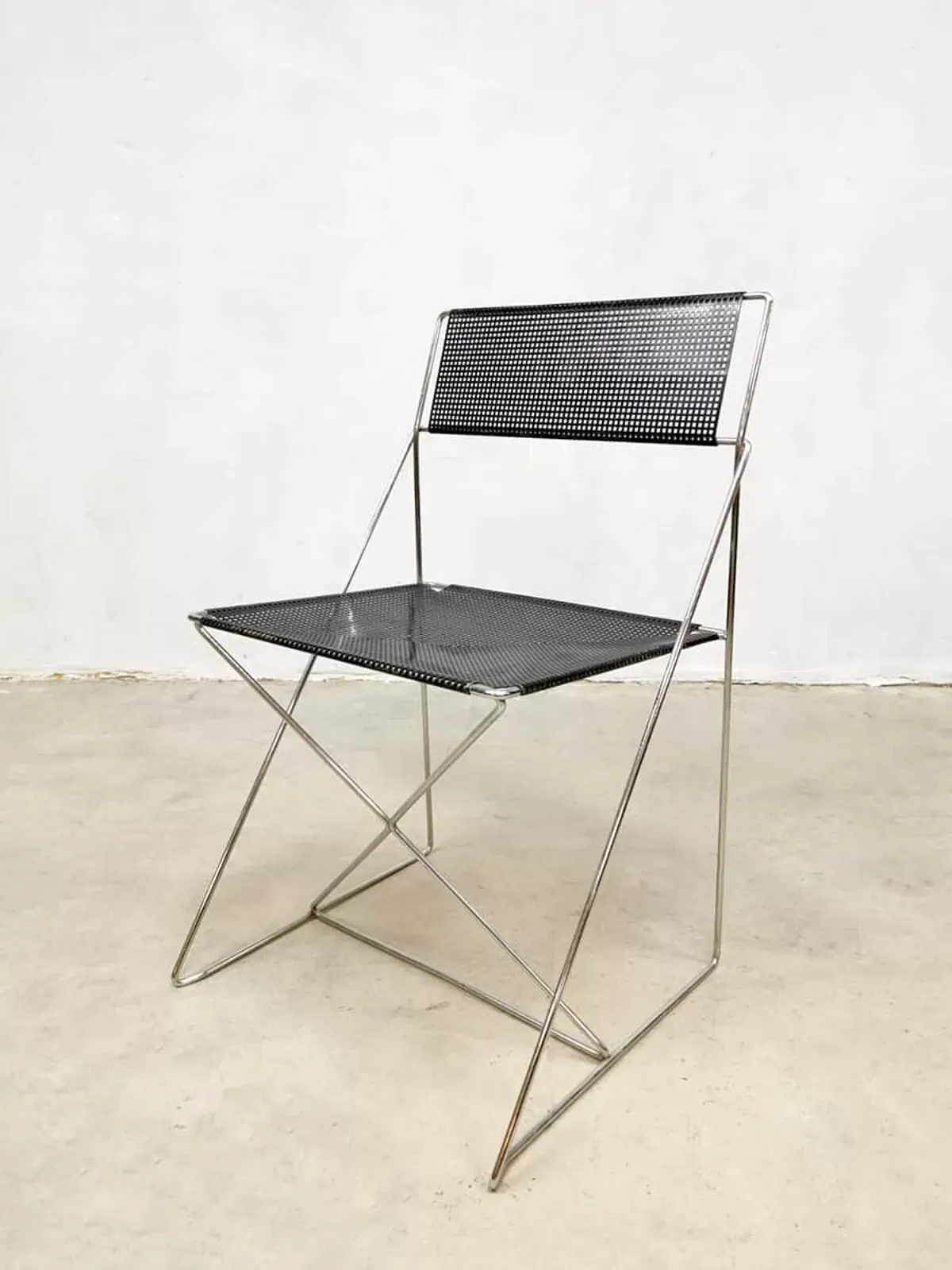 Illustration numéro 5 du produit Chaises de salle à manger empilables vintage