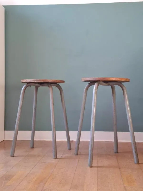 Illustration numéro 5 du produit Paire de tabourets industriels
