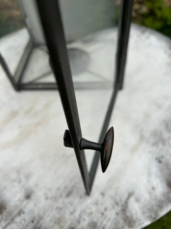 Illustration numéro 5 du produit Lanterne en tôle et verre