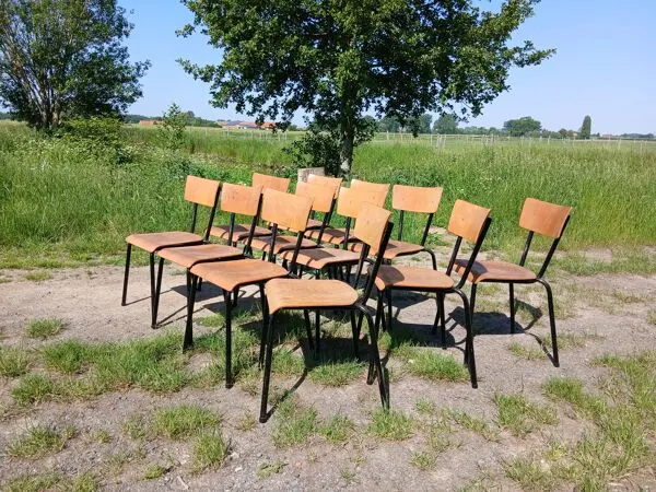 Illustration numéro 5 du produit Chaises d'écoliers