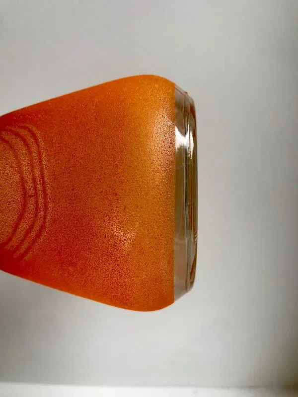 Illustration numéro 5 du produit Vase en verre granité orange années 60