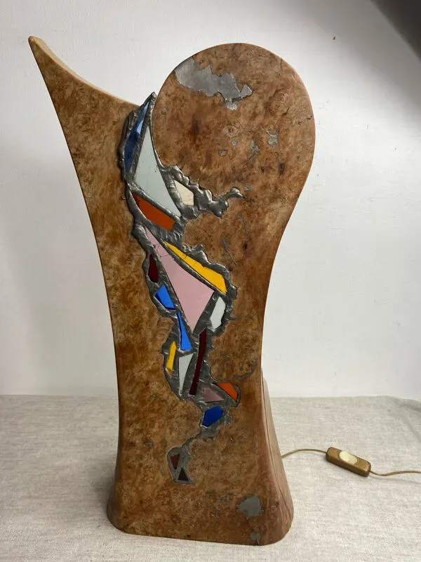 Illustration numéro 5 du produit Lampe en bois sculpté et vitrail