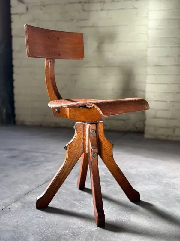 Illustration numéro 5 du produit Chaise industrielle en bois des années 1920