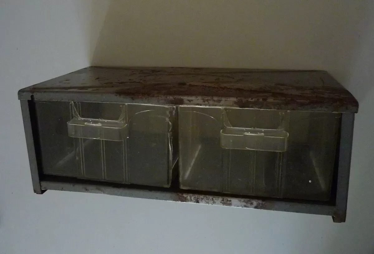 Illustration numéro 5 du produit Caisson métallique à tiroir vintage 70s