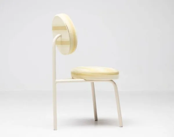 Illustration numéro 5 du produit Quatre chaises ''Champagne'' de Piet Hein Eek - Un design néerlandais avec âme et histoire.
