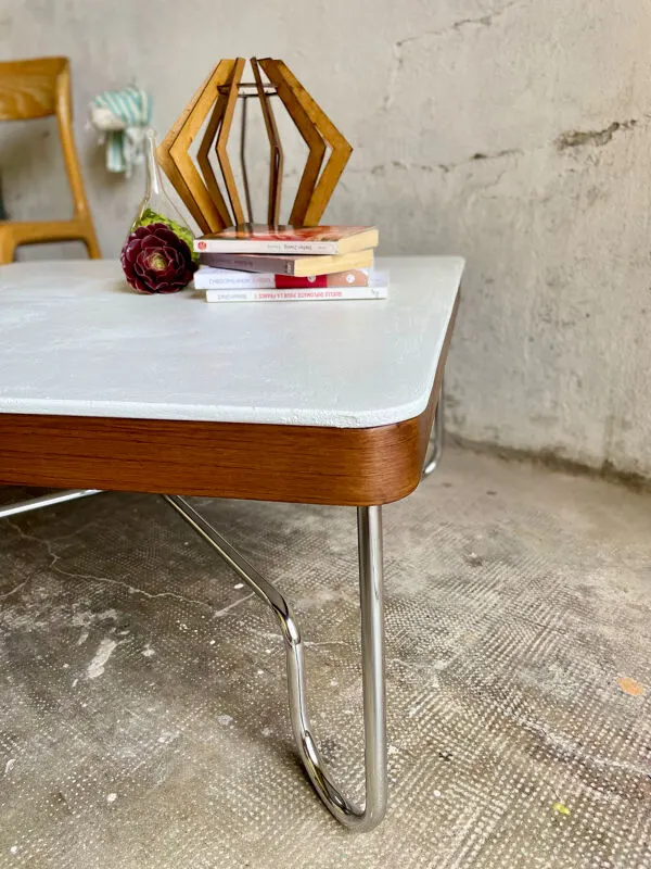 Illustration numéro 5 du produit Table basse vintage style Bauhaus – béton minéral blanc & chrome – ann