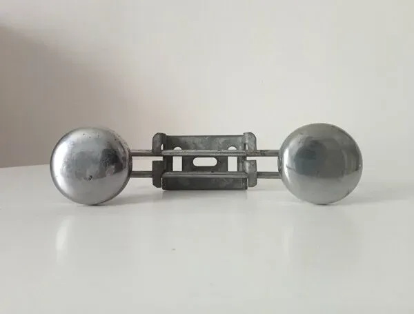 Illustration numéro 5 du produit Portemanteau mural vintage en métal chromé