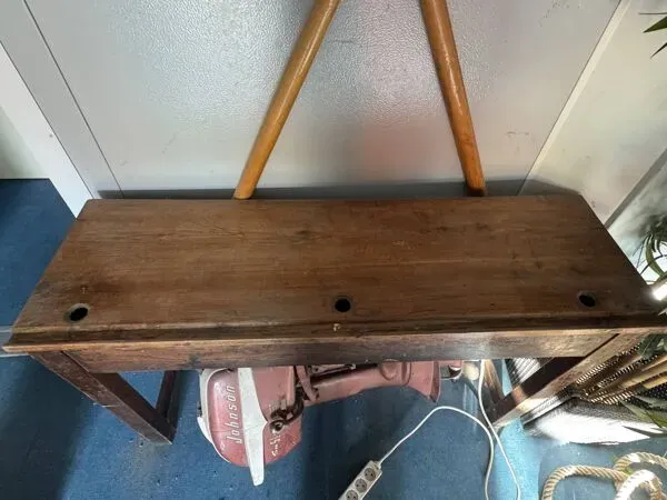 Illustration numéro 5 du produit Ancien bureau écolier en bois