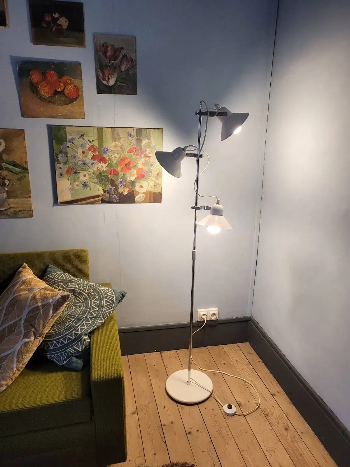 Illustration numéro 5 du produit Lampadaire seventies
