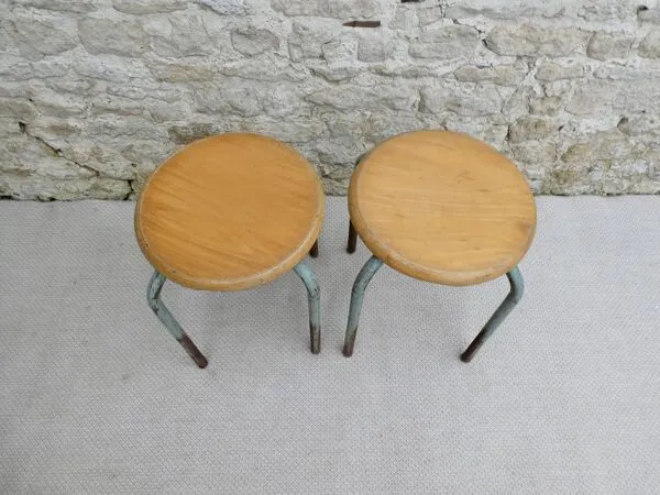 Illustration numéro 5 du produit Paire de tabourets d'école en bois et métal