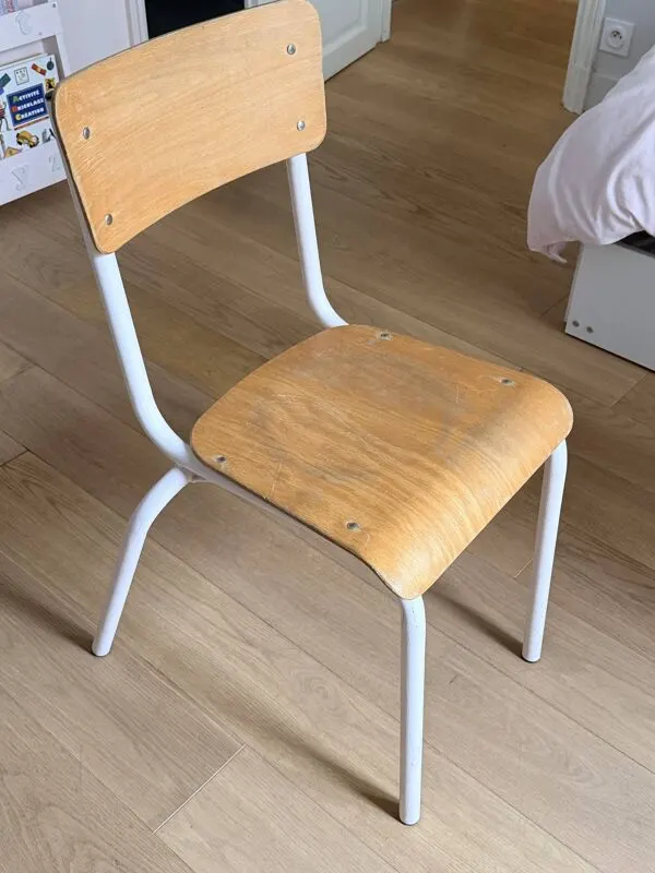 Illustration numéro 5 du produit Bureau d’écolier ancien avec chaise