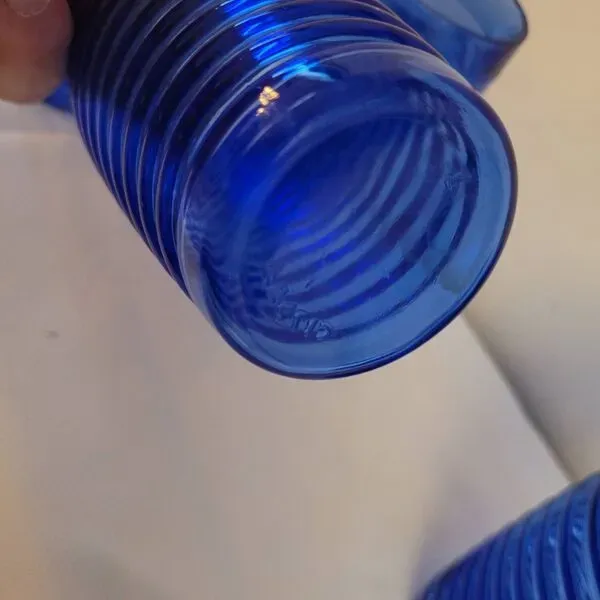 Illustration numéro 5 du produit 4 verres bleu cobalt en verre moulé, années 1970