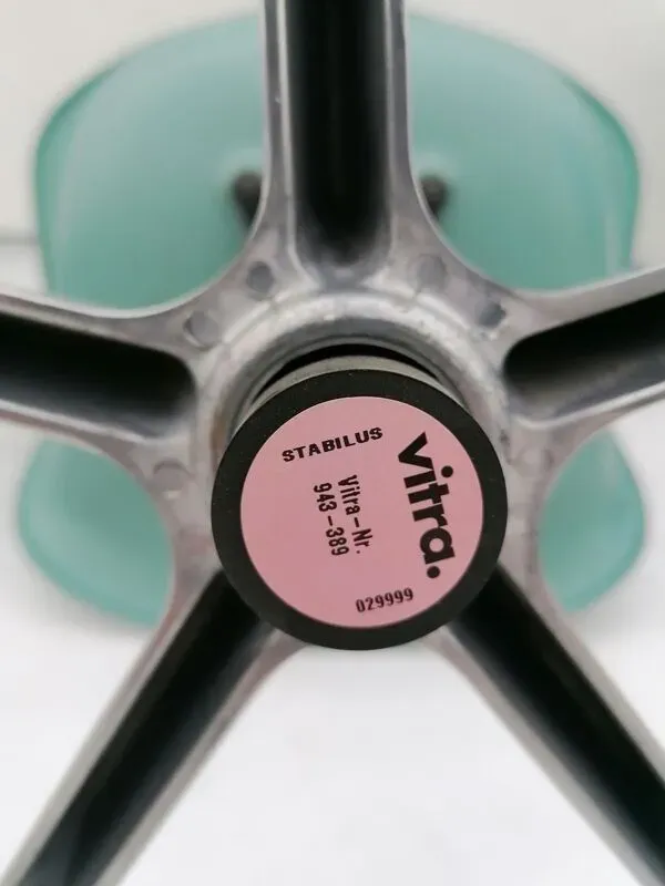 Illustration numéro 5 du produit Set de 4 fauteuils PACC par Charles et Ray Eames pour Vitra