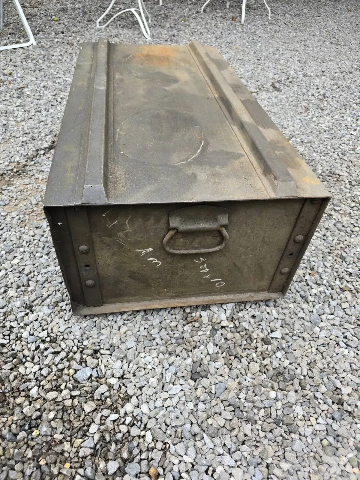 Illustration numéro 5 du produit Meuble de rangement industriel en fer avec des tiroirs