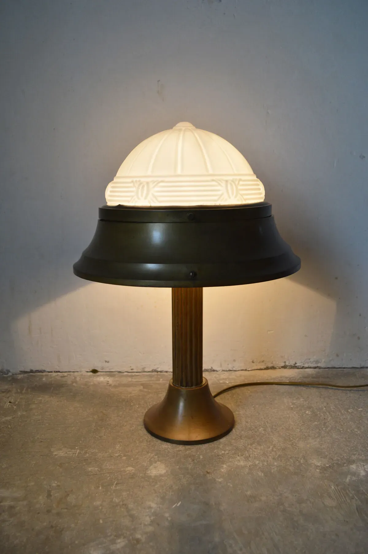 Illustration numéro 5 du produit Lampe Art Déco en laiton patiné et verre moulé, vers 1930