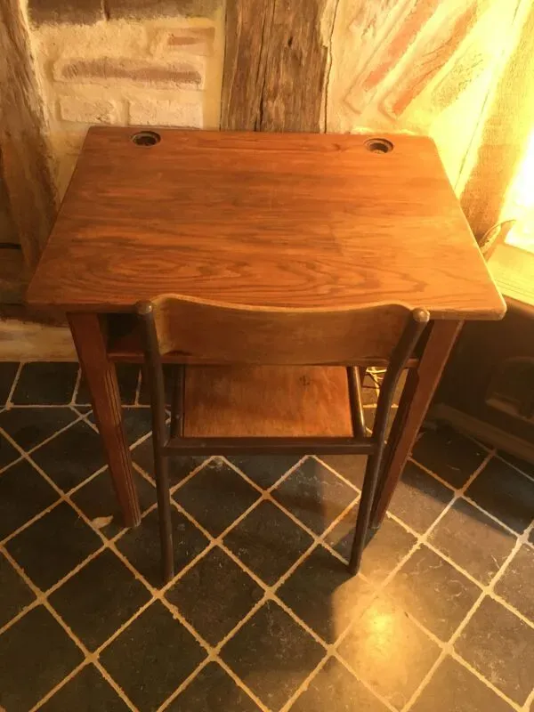 Illustration numéro 5 du produit Pupitre d'écolier et sa chaise