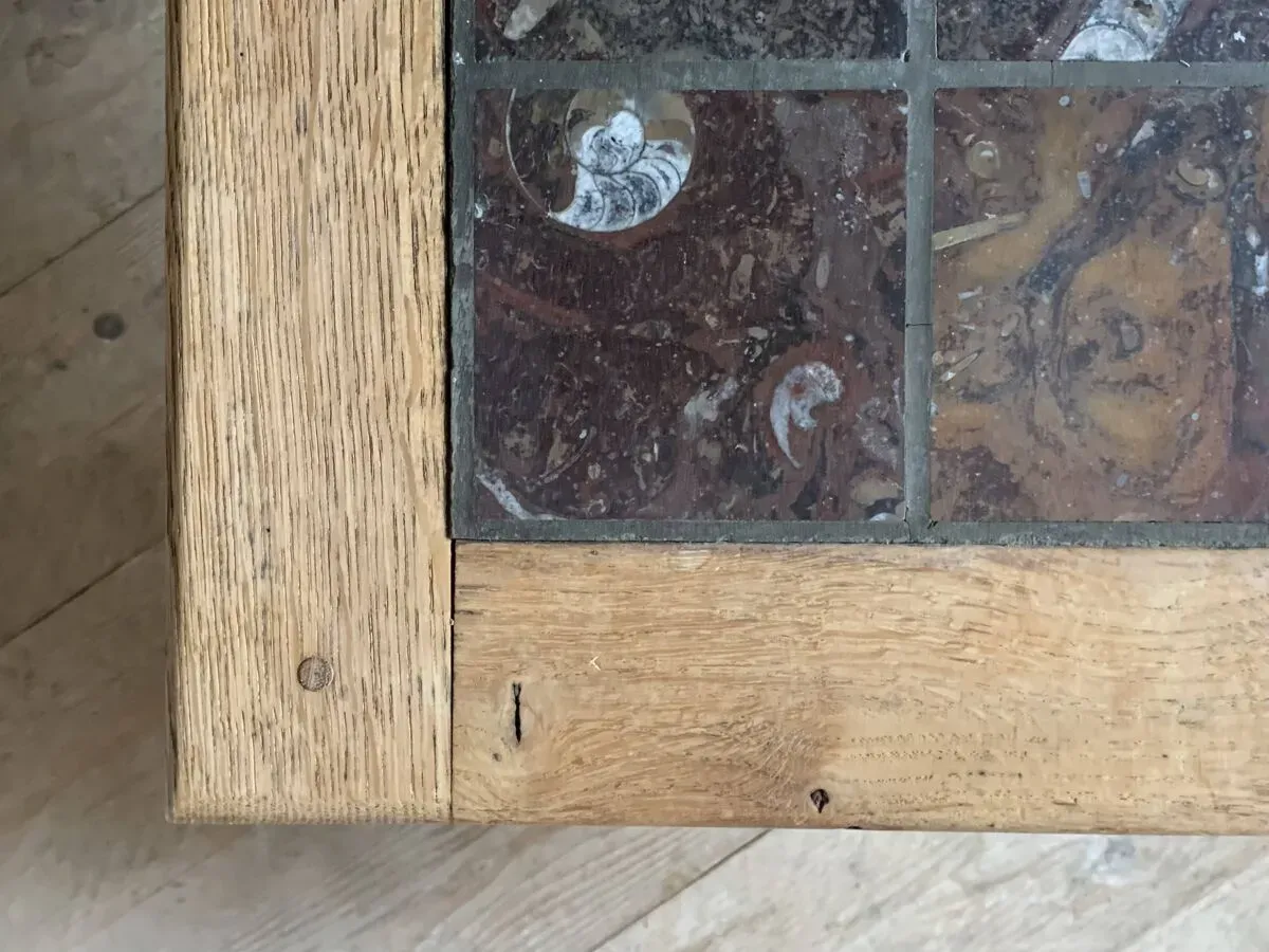 Illustration numéro 5 du produit Table basse brutaliste en chêne massif et marbre, années 70